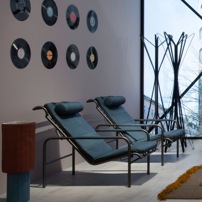 2 Genni Lounge Chairs by Zanotta in blue