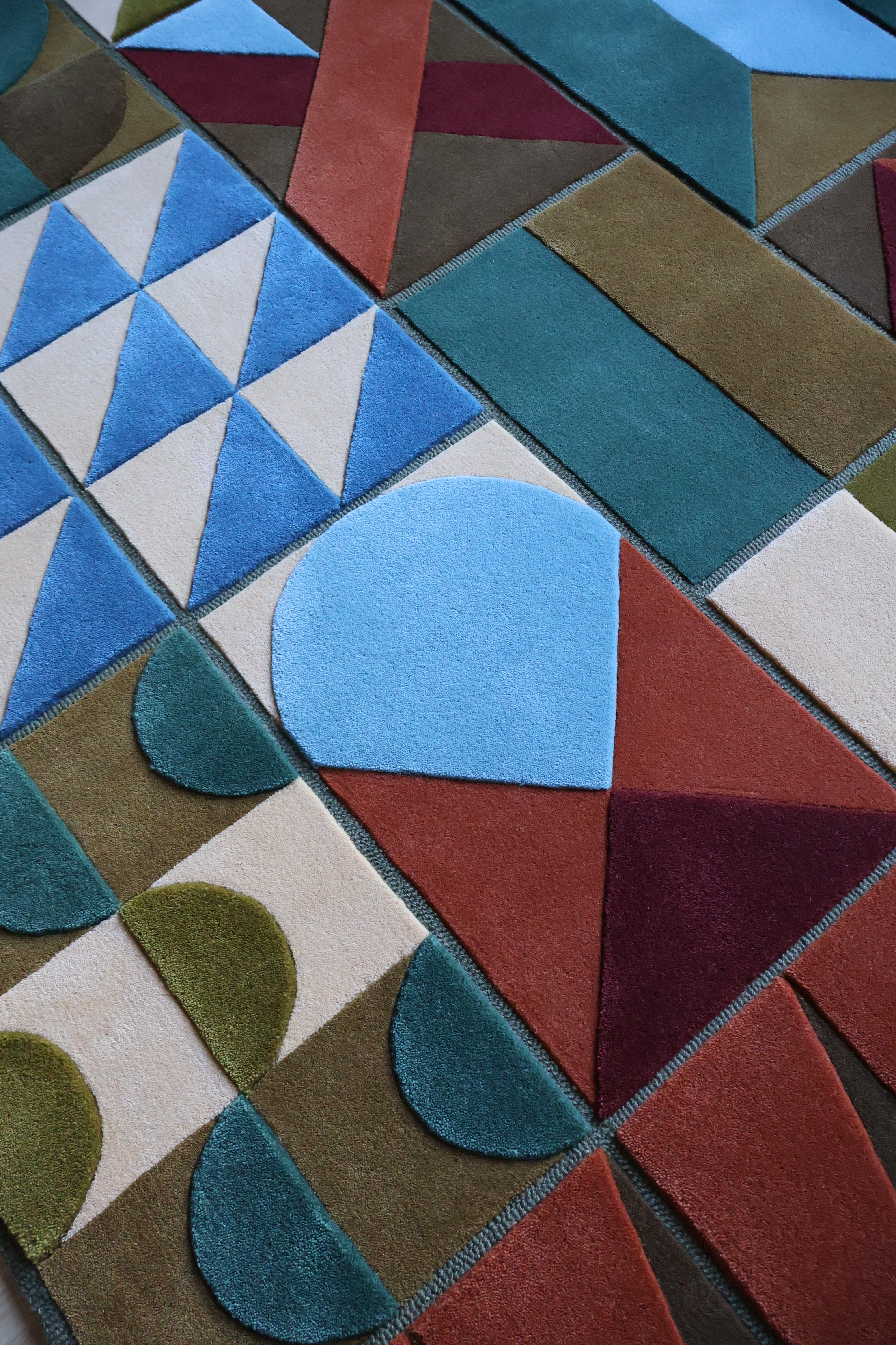 Geometric patterned rug with triangles and squares in various colors