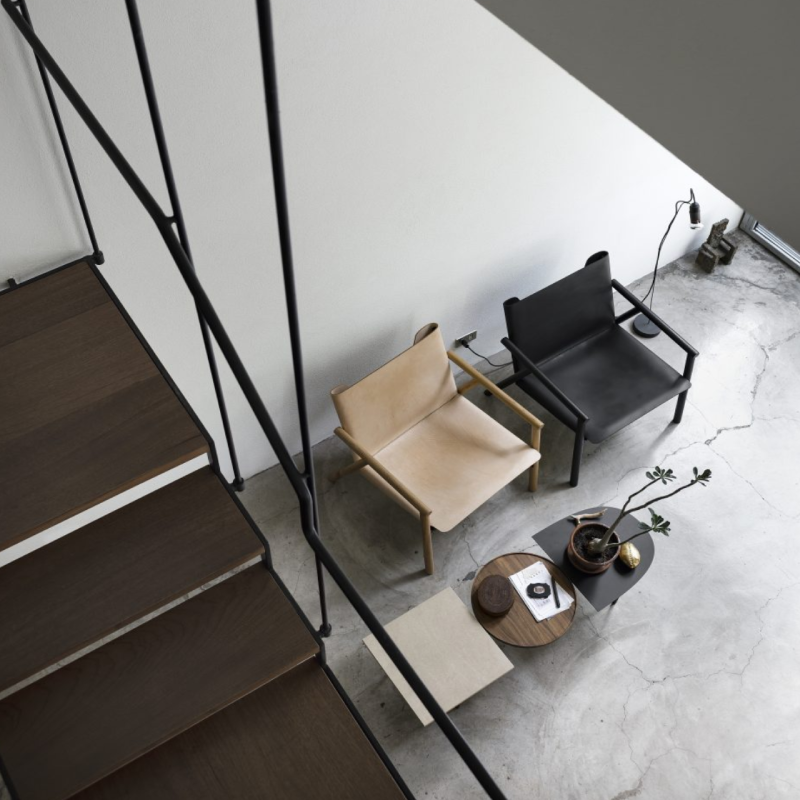 Lounge area 1085 Edition Armchairs in natural and black leather by Italian brand Kristalia