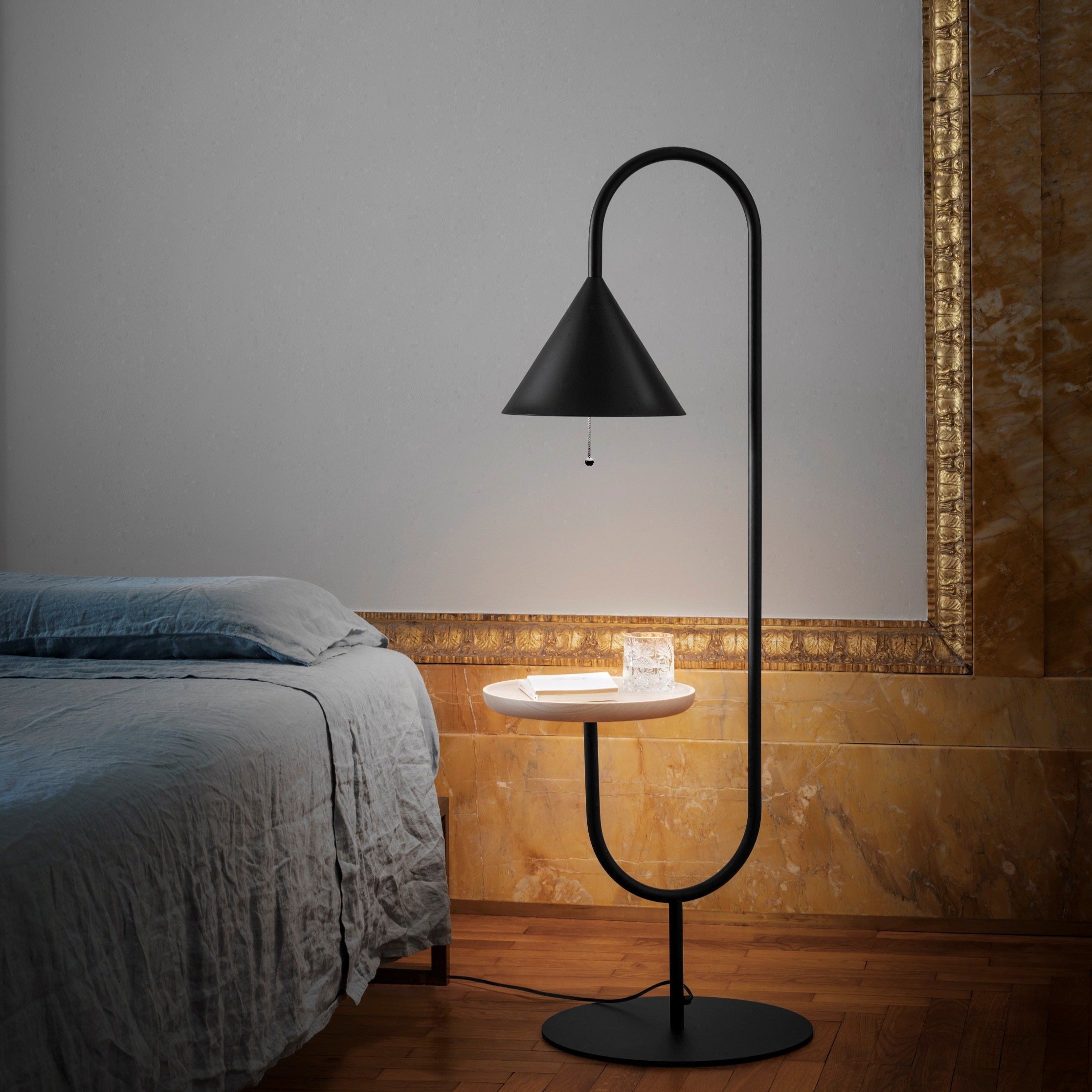 Ozz floor lamp with table