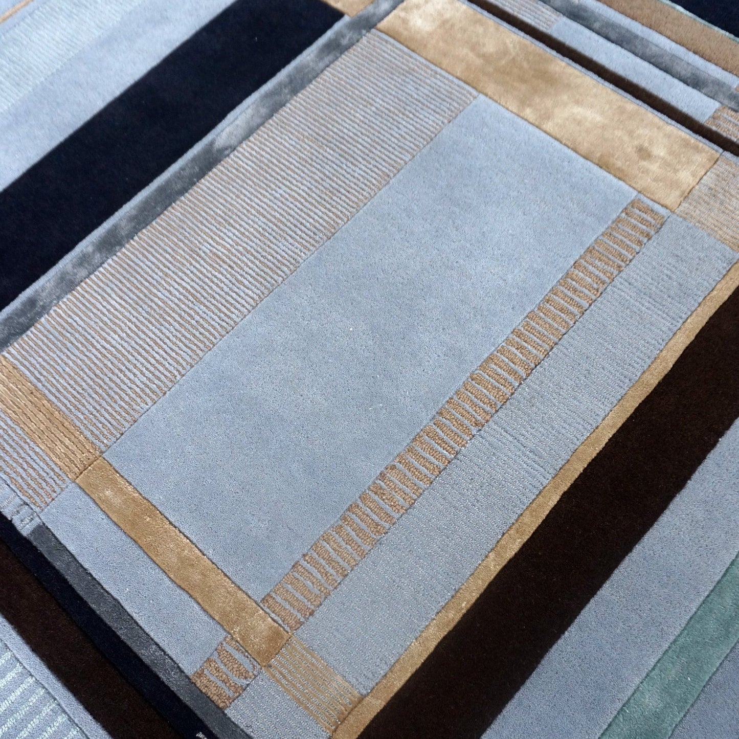 Volver ruter Ruter Royal Marine  patterned rug with geometric design