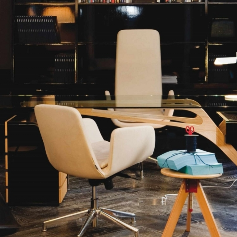 Cavour Desk in modern office by Zanotta